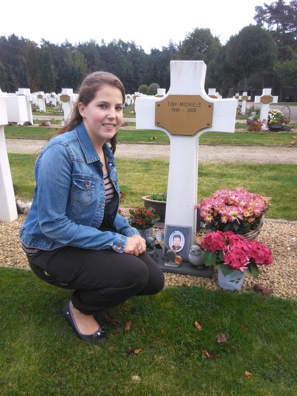 Kim Knevels (21) bezoekt het graf van haar grootmoeder. 'Ik zeg altijd dag omie wanneer ik wegga.'